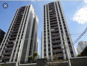 dos grandes edificios altos en una ciudad con un cielo en Condominio Jardim Guedala, en São Paulo