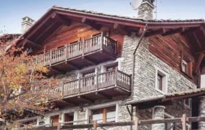 a building with a balcony on top of it at L'Atelier du Temps - BODON APPARTEMENT in Cogne