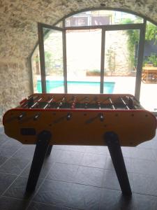 - une table de ping-pong en face d'une piscine dans l'établissement Holiday home L'Autre Maison, à Saint-Jean-de-Ceyrargues