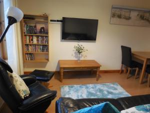 TV a/nebo společenská místnost v ubytování Apartment 2, Craigmore, Upper Baila, Lerwick