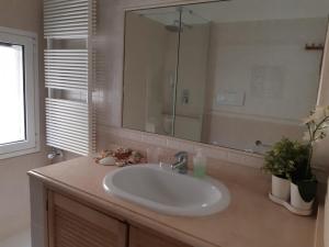 A bathroom at Nice House Near Park and Sea Még 35 kép