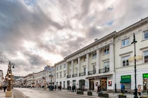 una calle con edificios y gente caminando por la calle en Nowy Świat Cozy Apartment Warsaw by Renters, en Varsovia