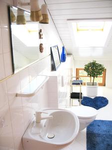 ラムにあるHaus Sonnenhangのバスルーム(白い洗面台、トイレ付)