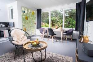 a kitchen and living room with a table and chairs at NordseeHeide-Lodges Cuxhaven in Cuxhaven