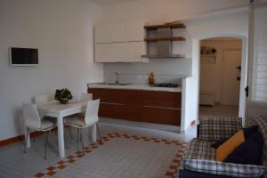 a kitchen and dining room with a table and chairs at Lerici al bacio in Lerici