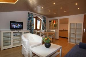 Μια τηλεόραση ή/και κέντρο ψυχαγωγίας στο Ferienwohnungen Oberau