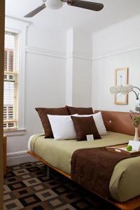 una camera da letto con un grande letto e pareti bianche di The Mosser Hotel a San Francisco