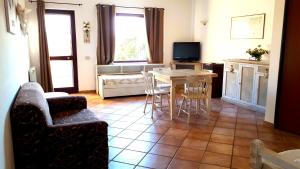 un soggiorno con tavolo e sedie e una cucina di B&B Millennium a Ladispoli
