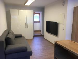 TV a/nebo společenská místnost v ubytování Haus am See