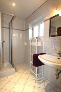 Ένα μπάνιο στο Ferienwohnungen Oberau +95 φωτογραφίες