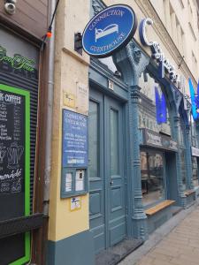 una tienda con un cartel en un lado de un edificio en Connection Guesthouse, en Budapest