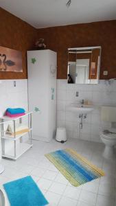 ボルテンハーゲンにあるFerienwohnung Boltenhagenのバスルーム(洗面台、トイレ、鏡付)