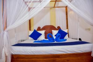 un letto con scarpe blu sopra di Ocean Gate Villa Tangalle a Tangalle