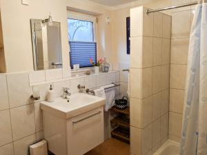 ein Badezimmer mit Waschbecken und Dusche in der Unterkunft Stadtflucht Lüneburg: Ferienwohnungen Innenstadt in Lüneburg + 37 Fotos