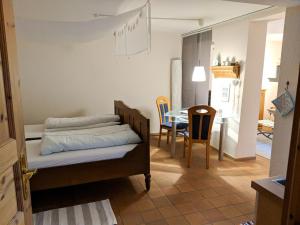 ein Schlafzimmer mit Bett und ein Esszimmer mit Tisch in der Unterkunft Stadtflucht Lüneburg: Ferienwohnungen Innenstadt in Lüneburg