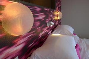 a bedroom with a bed with two lamps on it at Le Clos Du Lac - location de chambres in Veyrier-du-Lac