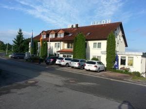 una fila de autos estacionados frente a un edificio en Hotel Panorama en Niederfüllbach