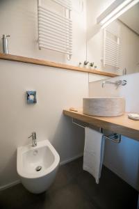 ein weißes Badezimmer mit einem Waschbecken und einem Spiegel in der Unterkunft Relais Luce Florence in Florenz