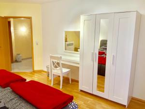 Habitación con 1 dormitorio con escritorio y silla. en Ferienwohnung Om Maat, en Erpel