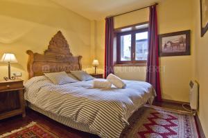 เตียงในห้องที่ Apartarent La Pleta y Nin Cota 1700