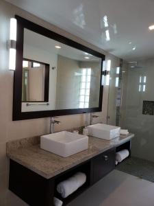 A bathroom at Hotel Laguna Arenal