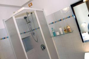 bagno con doccia e porta in vetro di B&B Vittoria a Maiori