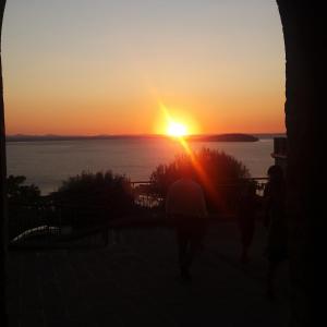 een zonsondergang vanaf de top van een gebouw waar mensen voor lopen bij Borgo San Savino in San Savino