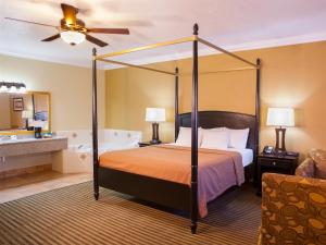una camera con letto a baldacchino e un bagno di Desert Quail Inn Sedona at Bell Rock a Sedona
