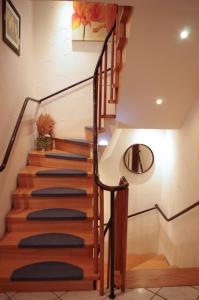 eine Treppe in einem Haus mit Holztreppe in der Unterkunft Lippetaler Gästehaus in Lippetal