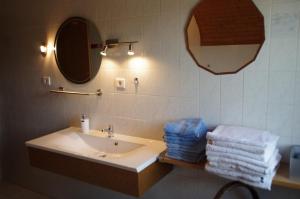La salle de bains est pourvue d'un lavabo, d'un miroir et de serviettes. dans l'établissement Lippetaler Gästehaus, à Lippetal