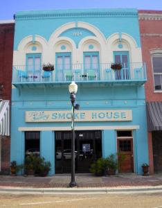 un edificio azul en la esquina de una calle en The Main Street Hotel, en Yazoo City