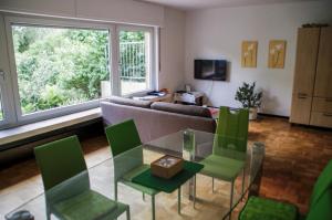 - un salon avec un canapé, une table et des chaises dans l'établissement Linnemanns Gaestehaus, à Lippetal