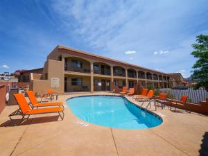 un hotel con piscina e sedie e un edificio di Desert Quail Inn Sedona at Bell Rock a Sedona