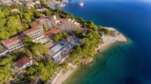 una vista aérea de una casa en una isla en el agua en Bluesun Hotel Soline en Brela