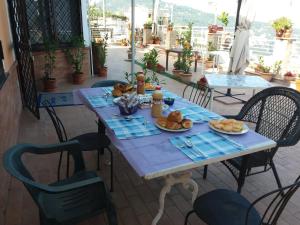 - une table avec des assiettes de nourriture sur la terrasse dans l'établissement Garden on the Sea, à Vico Equense