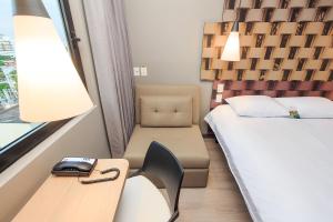 ibis Cucuta客房内的一张或多张床位