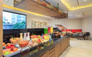 una fila a buffet in un ristorante con molto cibo di ibis Cucuta a Cúcuta