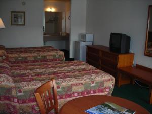 A bed or beds in a room at Atlantic Inn