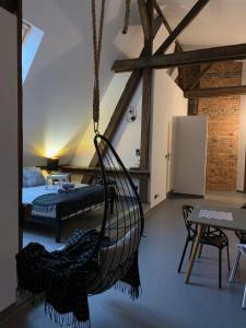 Habitación con hamaca en un loft en LivingRoom 4A self Check-in 24h, en Katowice