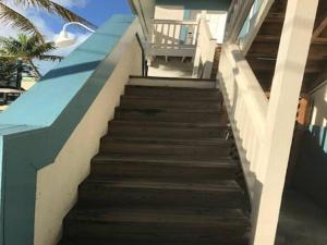 Una escalera que conduce a una casa con una silla. en Galleon Resort and Marina en Cayo Hueso