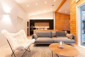 Khu vực ghế ngồi tại Riverside luxury suites