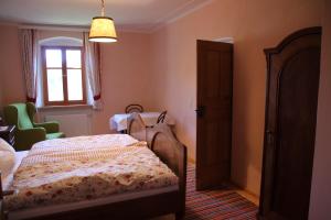 un dormitorio con una cama y una ventana en Stolznhof, en Schönberg im Stubaital