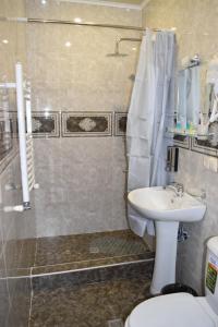 Koupelna v ubytování Hotel IVERIA + 37 fotografií