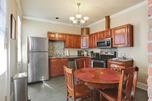 cocina con mesa de madera y nevera en Grenoble House en Nueva Orleans