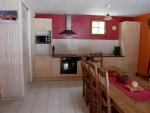 Kuchyň nebo kuchyňský kout v ubytování Chalet au bord du lac de Longemer