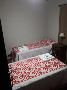 two beds in a hotel room with at Departamento Teodelina in Quehué
