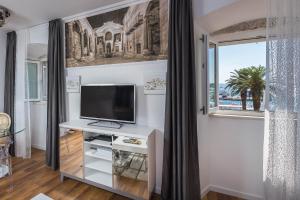 un salon avec une télévision et une fenêtre dans l'établissement Guest House Imperial, à Split