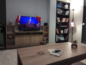 Televízia a/alebo spoločenská miestnosť v ubytovaní MyHome! Modern, huge, central, quiet, clean