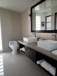 Kylpyhuone majoituspaikassa Hotel Laguna Arenal