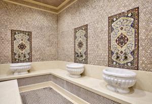 Koupelna v ubytování Shah Palace Luxury Museum Hotel
